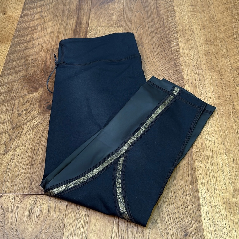 NWT Vimmia Woman’s Black and Gold Capri Leggings Size L